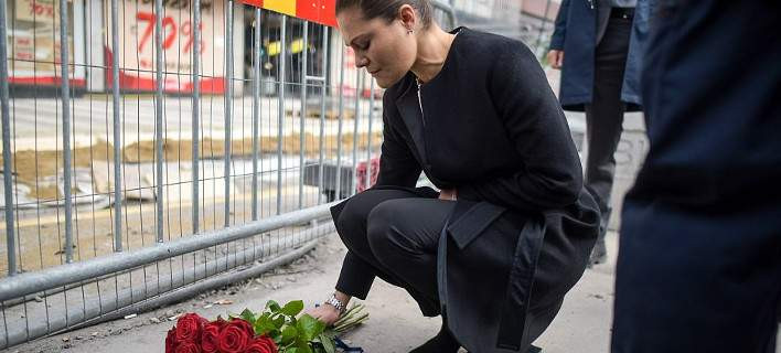 Ξέσπασε σε κλάματα η πριγκίπισσα της Σουηδίας στο σημείο της επίθεσης με το φορτηγό (εικόνες)